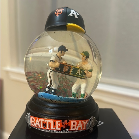 SF Giants vs Oakland A’s 1989 Battle of the Bay Snow Globe NEW - Picture 1 of 7